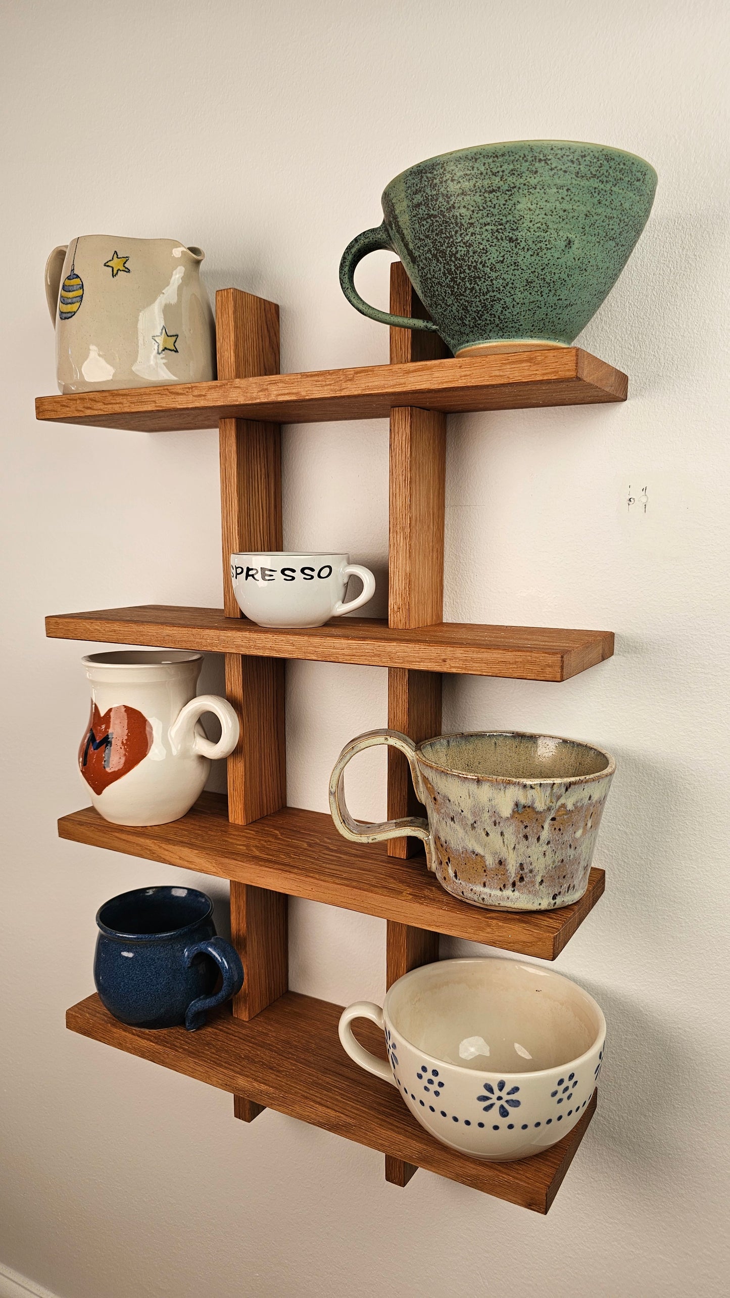 Hebe - das elegante Tassenregal aus massiver Eiche mit Platz für große Tassen, Henkel und kleine Vasen